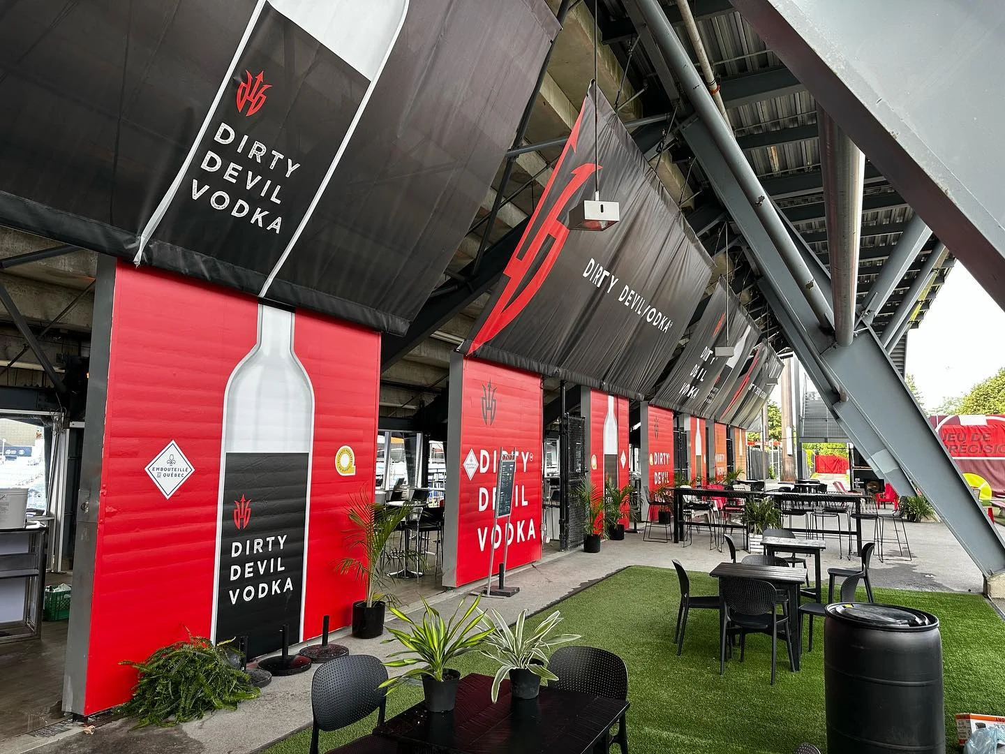 Habillage imprimé Dirty Devil Vodka au stade IGA