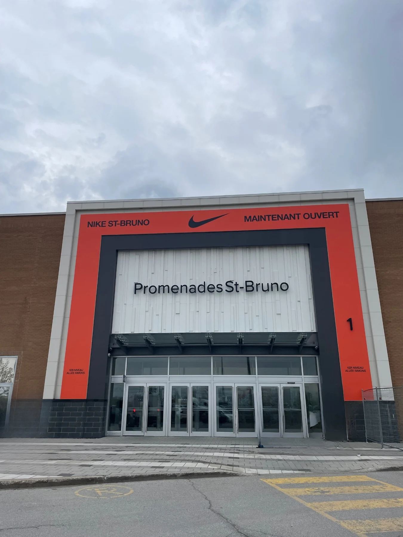 Habillage Nike de la façade des Promenades St-Bruno