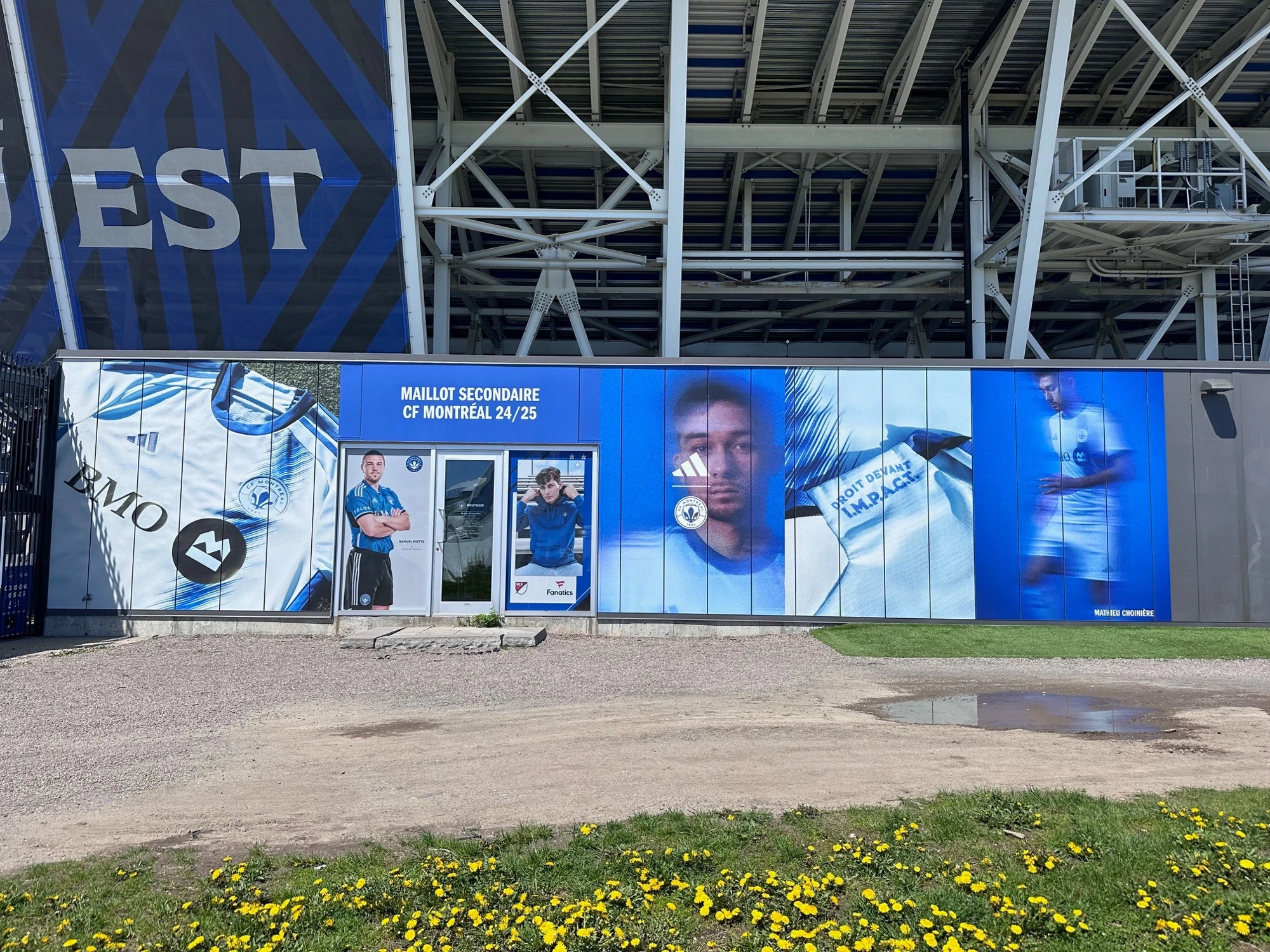 Habillage de la boutique du CF Montréal au Stade Saputo